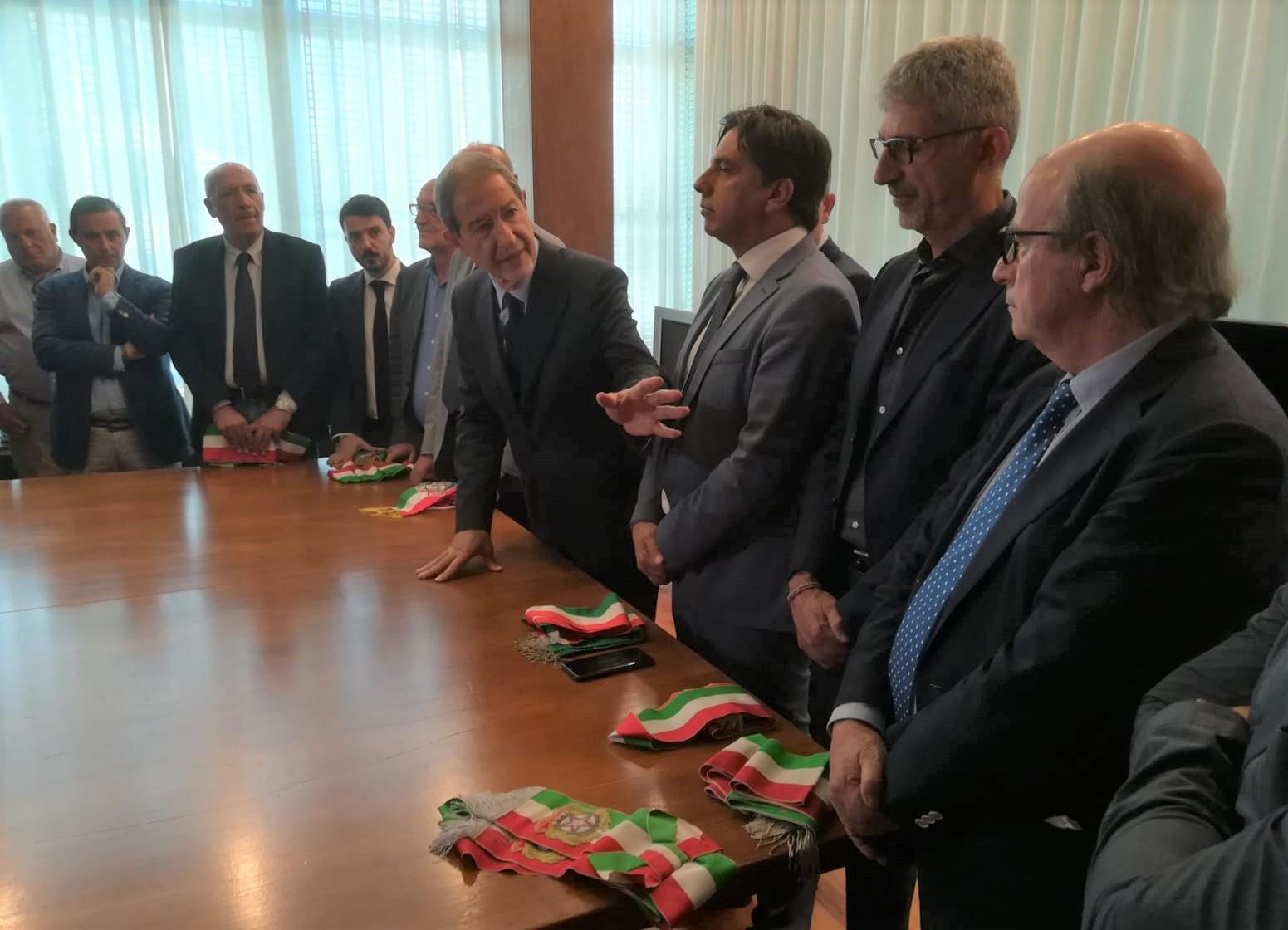 Protesta superstrada Catania-Ragusa, sindaci consegnano fasce a Musumeci