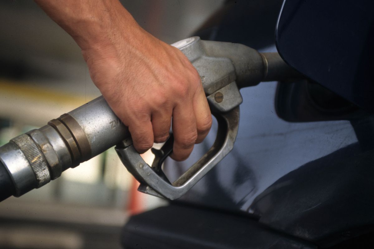 A Palermo e Cagliari la benzina più cara, Perugia è la più conveniente