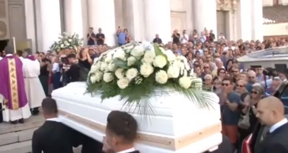 In migliaia a Brescia per l’ultimo saluto a Nadia Toffa