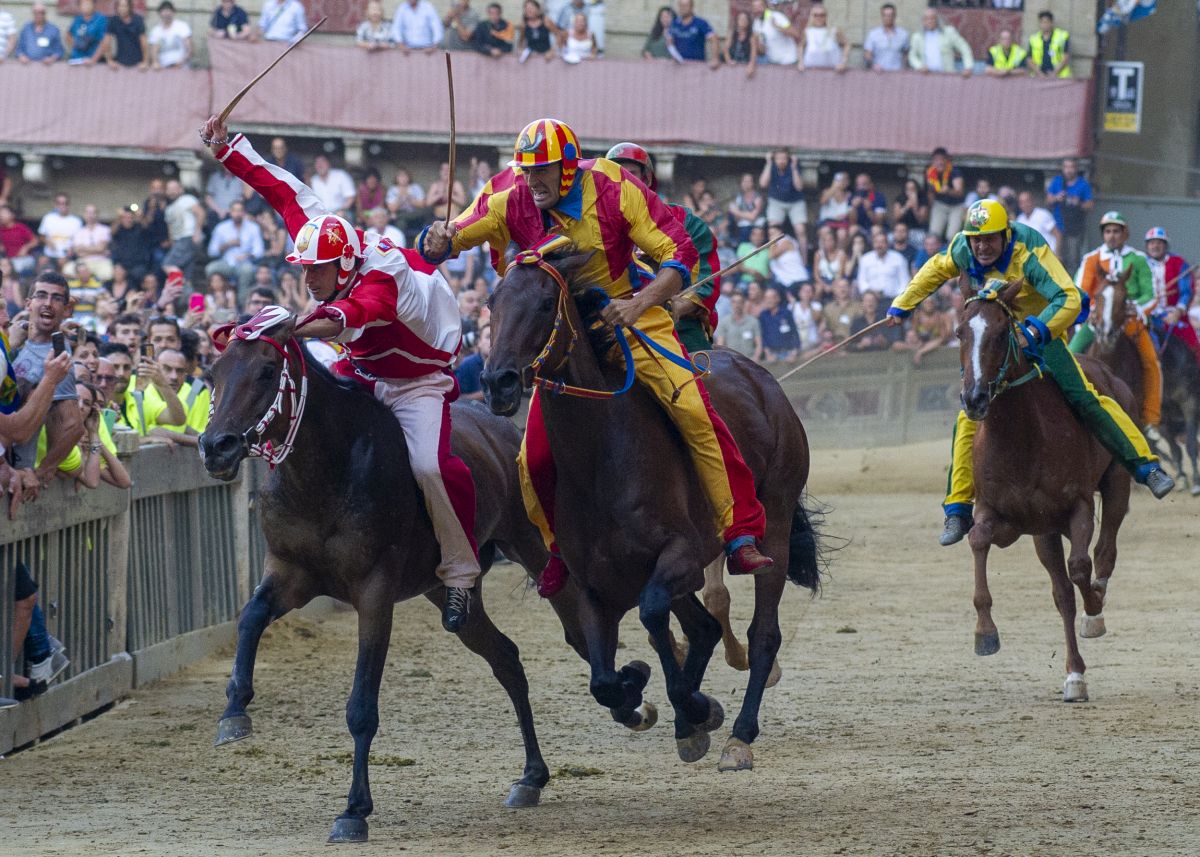 La Selva vince il Palio dell’Assunta a Siena con il cavallo Scosso