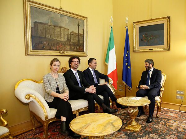 M5S A Salvini: “Paura per la poltrona? Si dimetta”