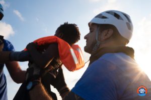 Sbarcano donne e bambini dalla Mare Jonio