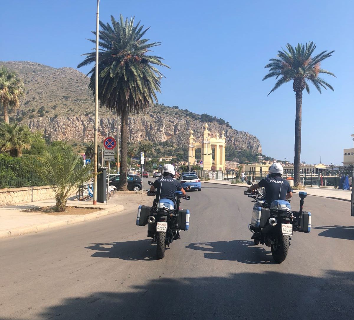 Furti di zaini a Mondello, la polizia arresta due giovani di Monreale