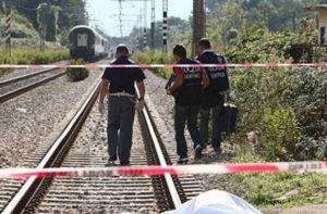 Lavorava con le cuffie vicino ai binari: 17enne investito e ucciso dal treno