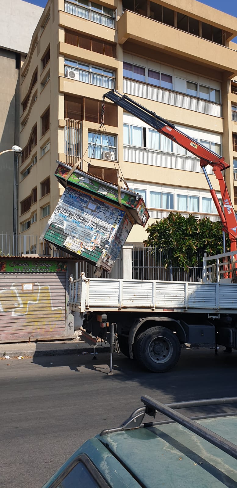 Via Parlavecchio, la polizia municipale rimuove due chioschi abusivi