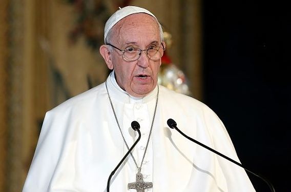 Papà: “Angelus in ritardo, rimasto chiuso in ascensore”