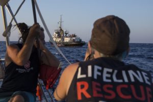 ROMA (ITALPRESS) - La nave Eleonore della Ong tedesca Lifeline ha forzato il divieto di entrare...