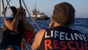 ROMA (ITALPRESS) - La nave Eleonore, della Ong tedesca Lifeline, ha forzato il divieto di entrare...