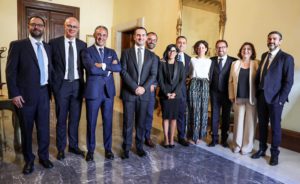 ROMA (ITALPRESS) - "Eccomi con la nuova squadra di ministri del MoVimento 5 Stelle. Pronti a dare il...