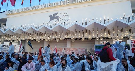 Venezia, ambientalisti occupano Red Carpet: “Salviamo Pianeta”