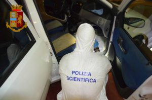 Sequestra una ragazza e la violenta