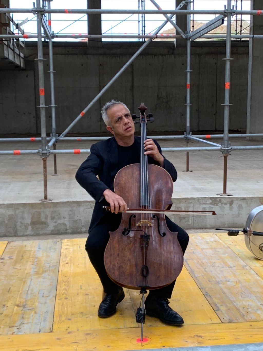 La musica di Giovanni Sollima nel cantiere teatro “Da Silva” a Rho
