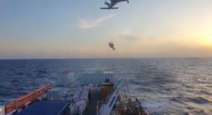 ROMA (ITALPRESS) - Una donna incinta di 9 mesi e suo marito sono appena stati evacuati dalla nave...