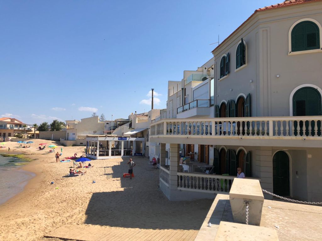 Spacciava pochi metri da “Casa Montalbano”, arrestato 38enne