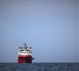 LAMPEDUSA (AGRIGENTO) (ITALPRESS) - Sono sbarcati a Lampedusa gli 82 migranti della Ocean Viking...