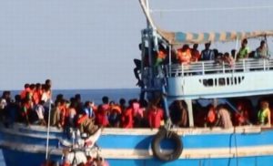 LAMPEDUSA (AGRIGENTO) (ITALPRESS) - Continuano gli sbarchi a Lampedusa. Attorno alle 2 della scorsa...