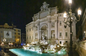 ROMA (ITALPRESS) - Un nuovo impianto di illuminazione per la fontana di Trevi. In due giorni di...