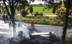 BERGAMO (ITALPRESS) - Un aereo ultraleggero e' precipitato a Bergamo, nella zona fuori dal sedime...