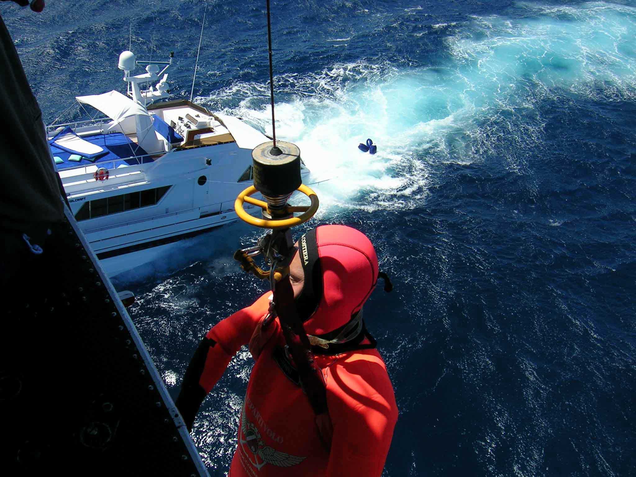 Barchino con 38 migranti in difficoltà, salvati: morti due bimbi