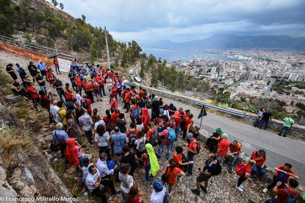 La marcia Restiamo Umani coinvolge Palermo e onora Santa Rosalia