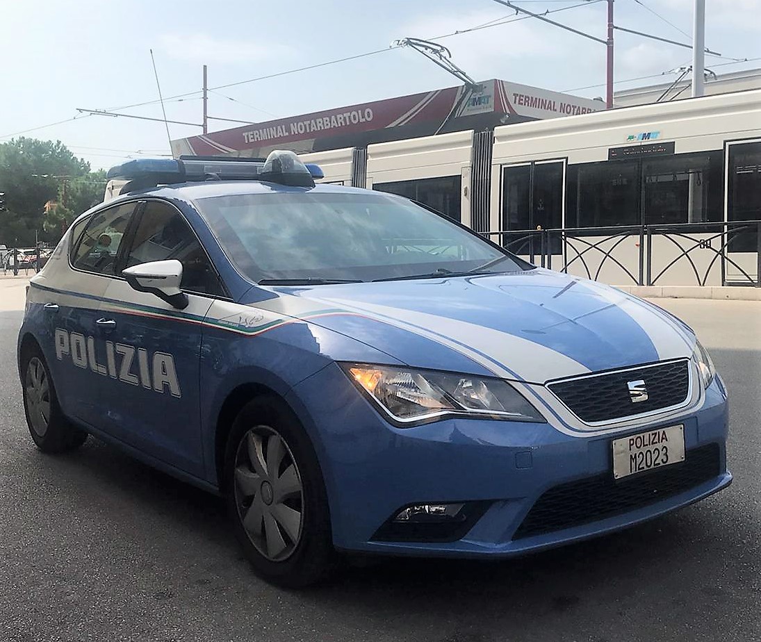Rapina una donna anziana e scappa in autobus, arrestato