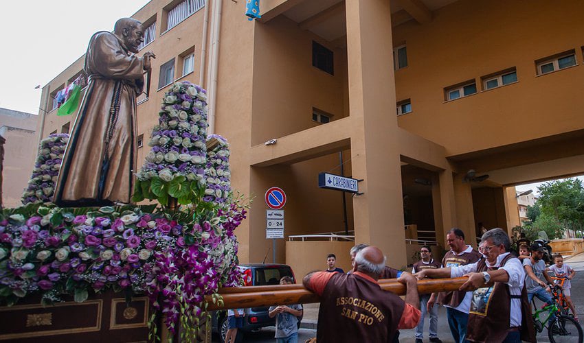 Processione religiosa allo Zen rende omaggio ai carabinieri