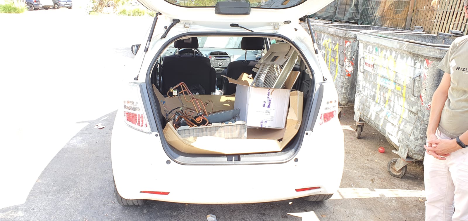 Conferimento irregolare rifiuti, denunce e sequestro di un mezzo