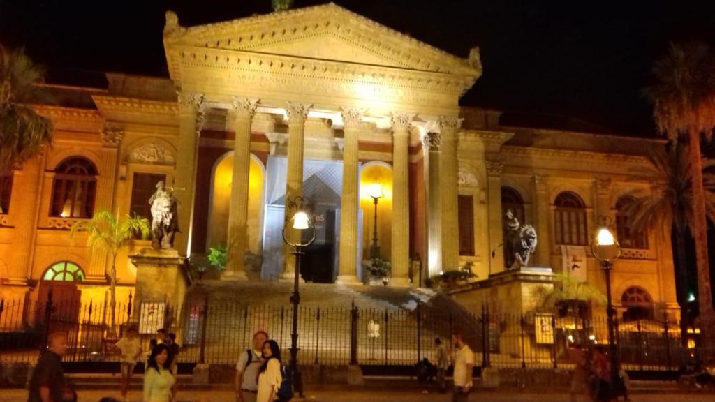 Interventi d’illuminazione al Teatro Massimo e in piazza Sant’Oliva