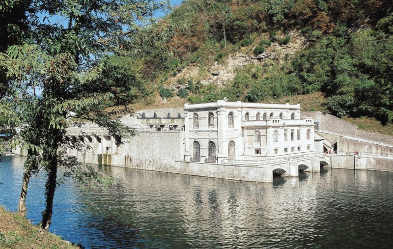 Edison apre al pubblico la sede di Milano e una centrale del 1920