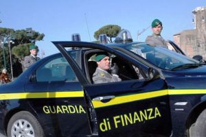 REGGIO CALABRIA (ITALPRESS) - Nascondeva in un garage oltre 2 chili e mezzo di esplosivo, 1.100...