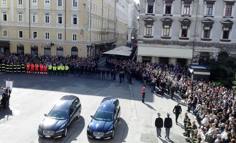 A Trieste i funerali dei due agenti uccisi