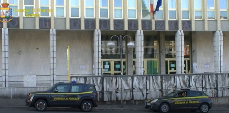 Maxifrode nel settore delle auto di lusso, 23 arresti in tutta Italia