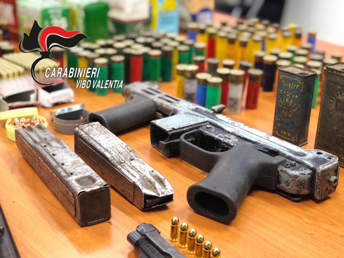 Vibo Valentia, un arsenale da guerra nei muri di un’abitazione