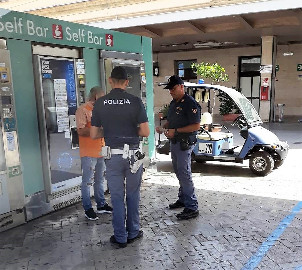 Coppia danneggia biglietteria automatica per prendere il denaro