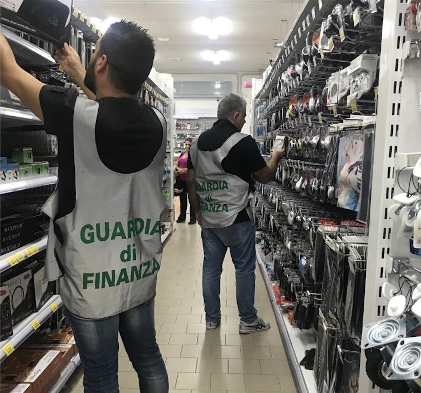 Sequestro prodotti cinesi non conformi in un grande magazzino