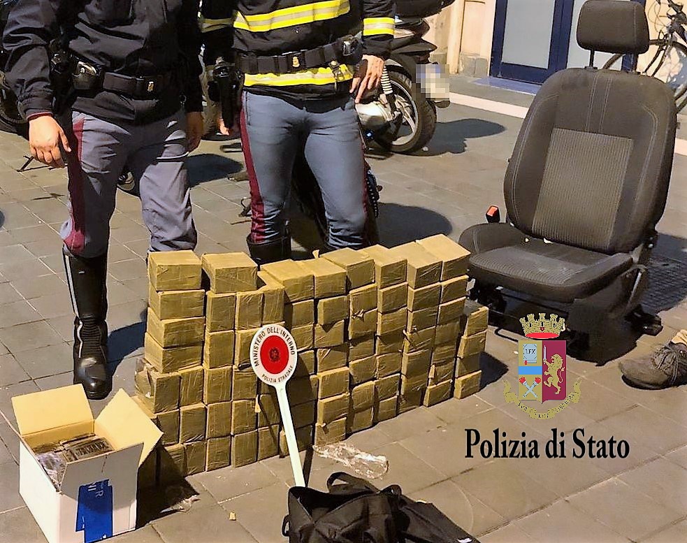 Dice di voler comprare una cassata, in realtà trasporta 80kg di hashish