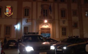 Depreda negozio di abbigliamento