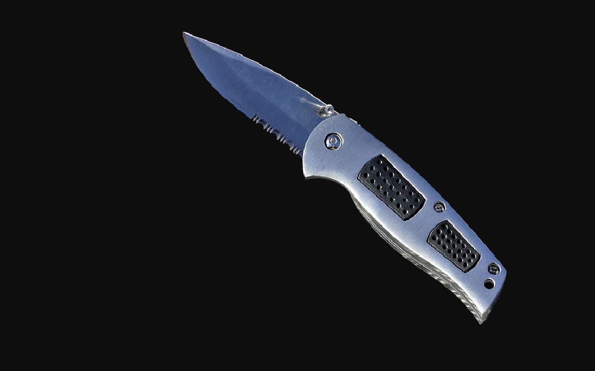 Tenta di entrare in tribunale con un coltello, bloccato dai carabinieri