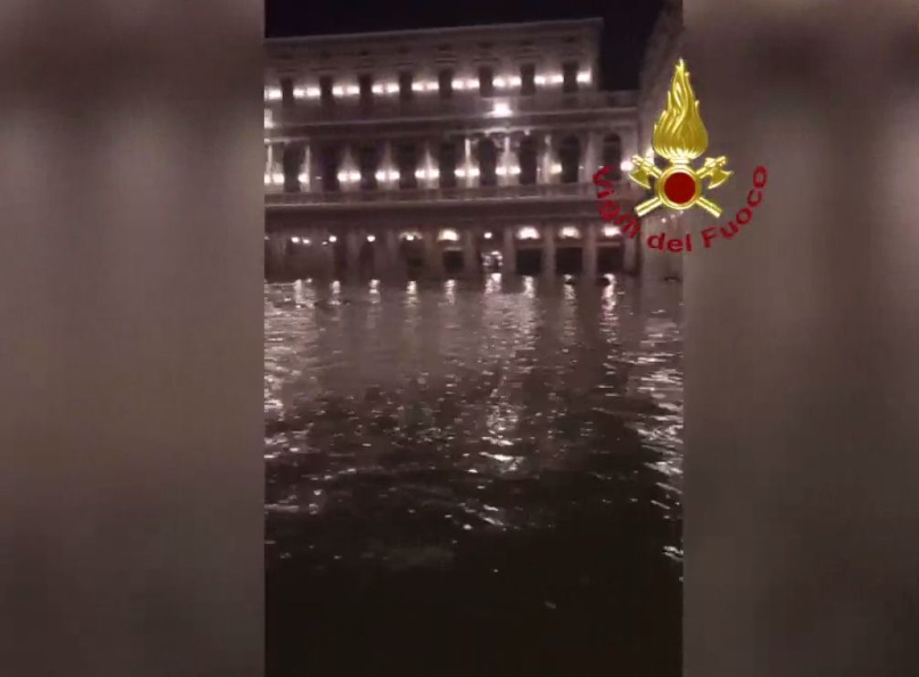 Acqua alta record a Venezia, Sindaco chiede lo stato di crisi