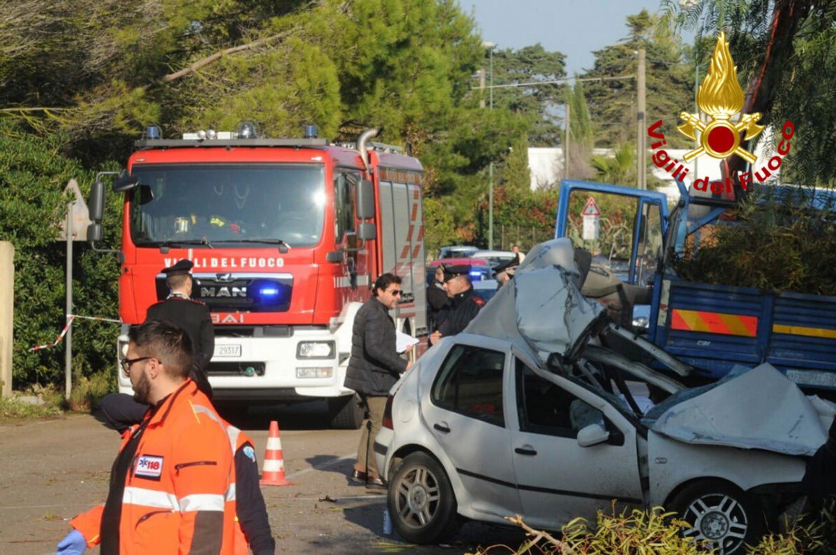 Un’auto travolge un gruppo di operai nel leccese, 4 morti