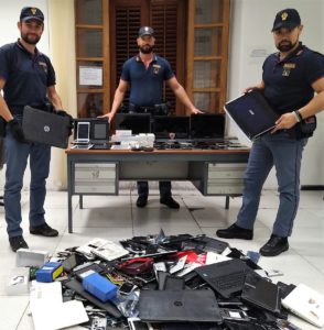 Cellulari, tablet e pc rubati a Ballarò