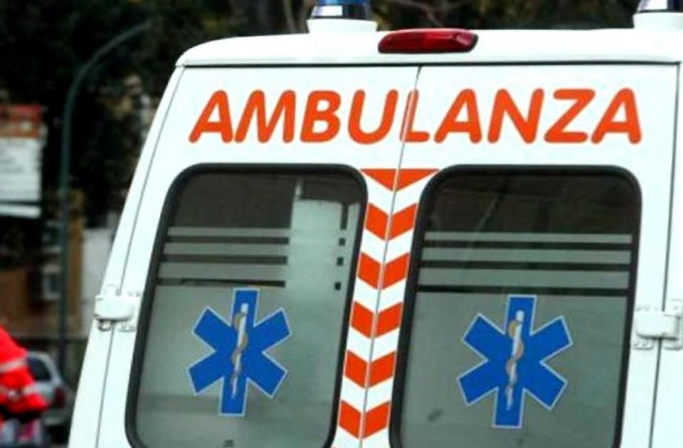 Tragedia nel siracusano, lascia l’auto in folle e resta schiacciato
