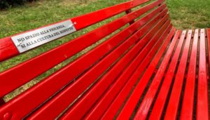 Installata panchina rossa