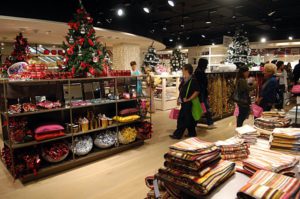 ROMA (ITALPRESS) - Dicembre vale 110-120 miliardi di spese per consumi, inclusi affitti, utenze e...