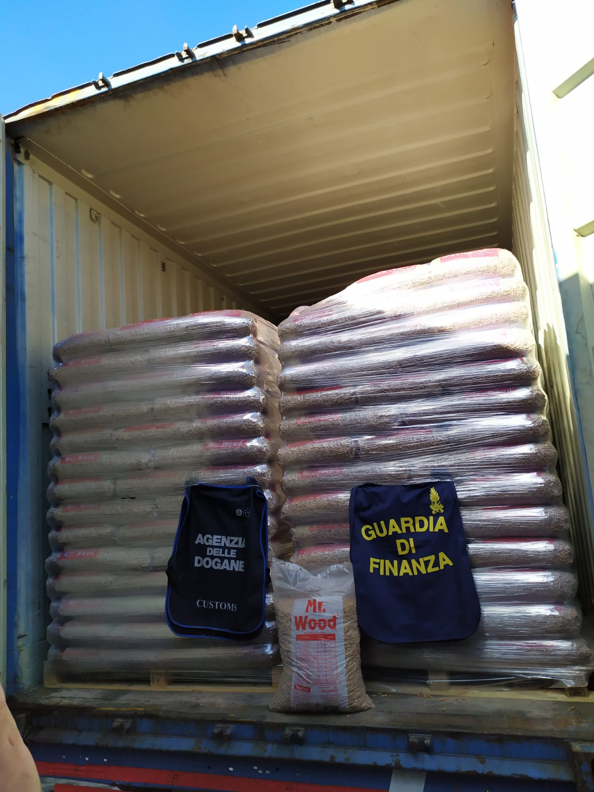 GdF sequestra sacchi di pellet non tracciabili al porto di Palermo