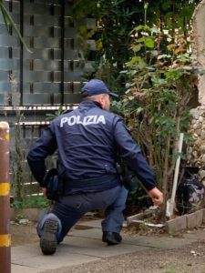 Droga nascosta dentro nicchia votiva