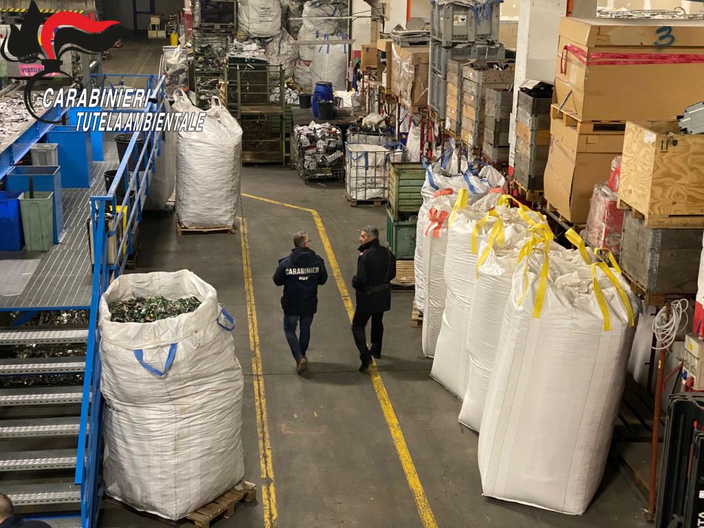 Smaltimento illecito di pannelli fotovoltaici, arresti e sequestri