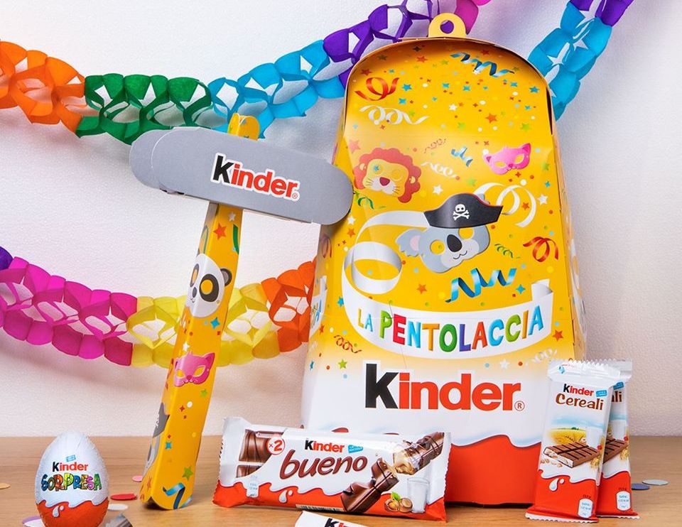 Kinder animera’ il Carnevale di Viareggio con la Pentolaccia