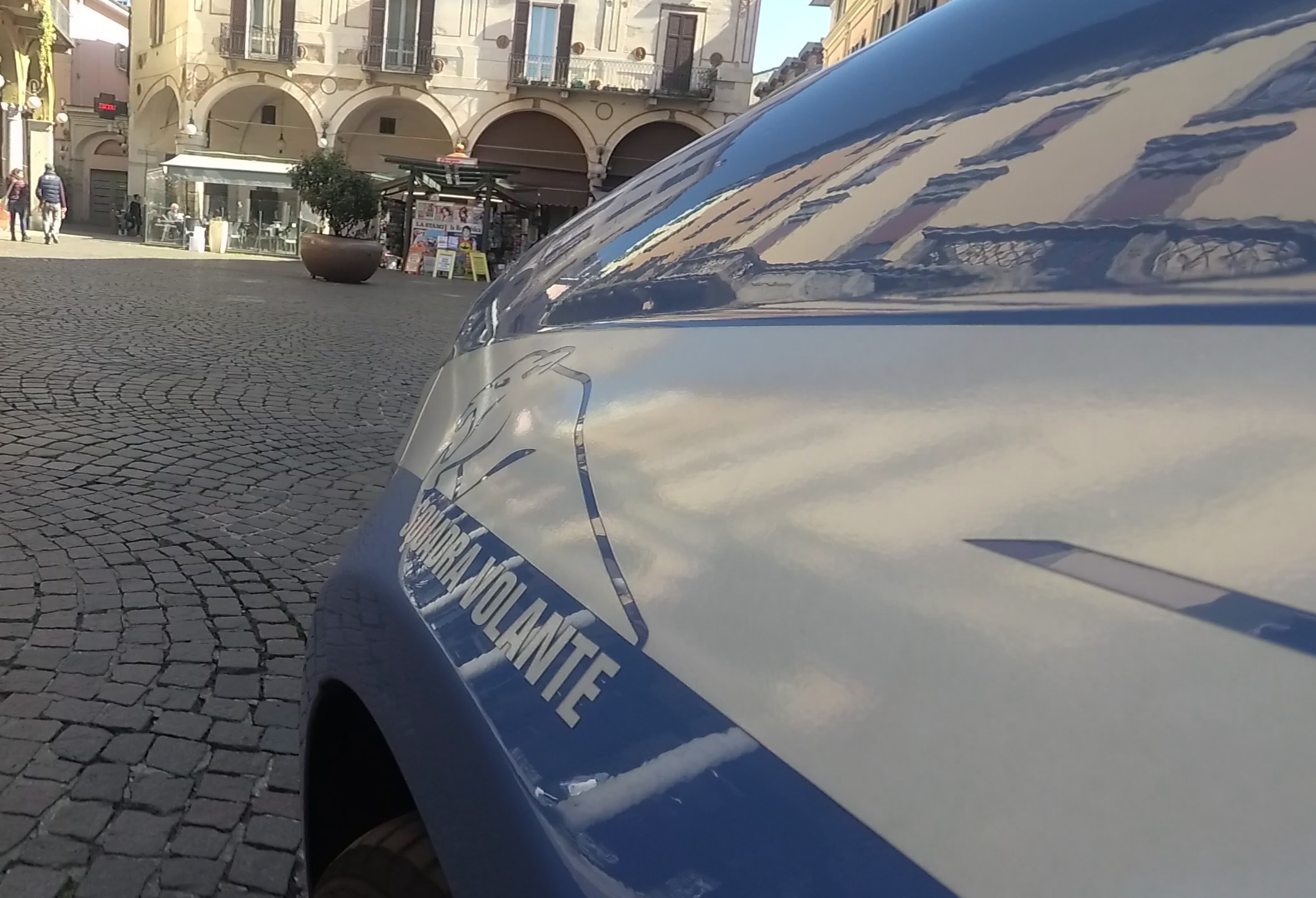 Lancia un masso di 8 kg da un cavalcavia sulla A4, arrestato