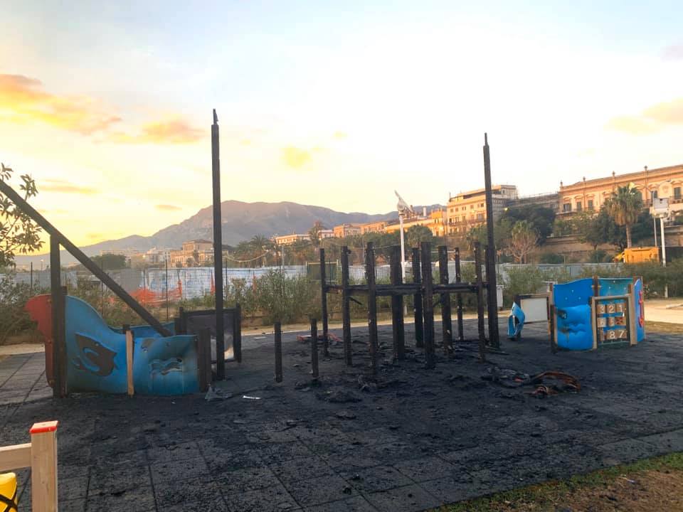 Vandali contro il Parco della Salute, incendiato gioco per bambini